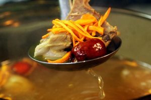 Trong-canh-dong-trung-ha-thao-chua-cac-vi-thuoc-tot-cho-suc-khoe-cua-con-nguoi